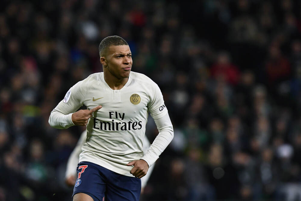 这球够硬！维金斯抢下前场篮板顶着两人防守压哨补篮得分